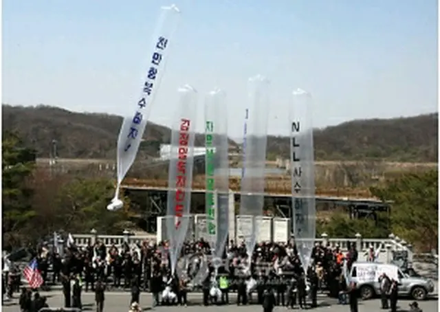 臨津閣から北朝鮮に飛ばされるビラ＝15日、坡州（聯合ニュース）