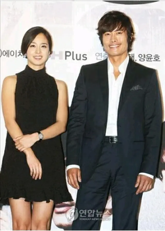 主演のイ・ビョンホン（右）とキム・テヒ＝（聯合ニュース）