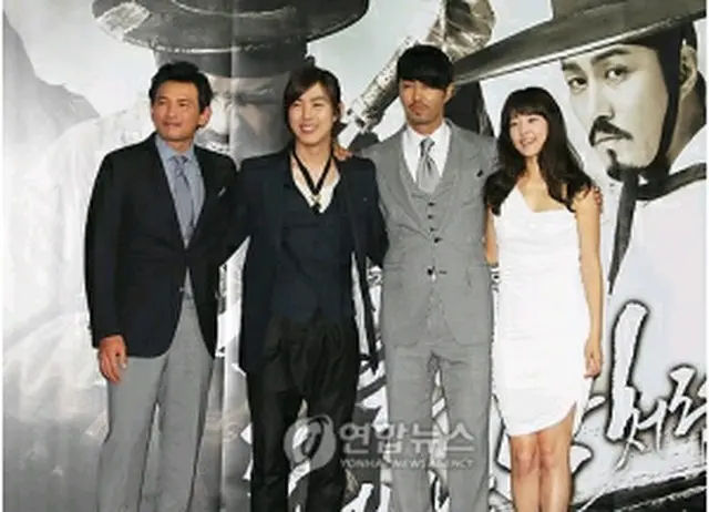 試写会に出席した主演俳優ら＝19日、ソウル（聯合ニュース）