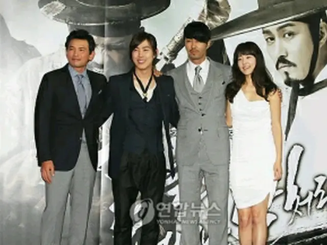 試写会に出席した主演俳優ら＝19日、ソウル（聯合ニュース）