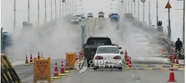 江華での車両消毒のようす＝（聯合ニュース）