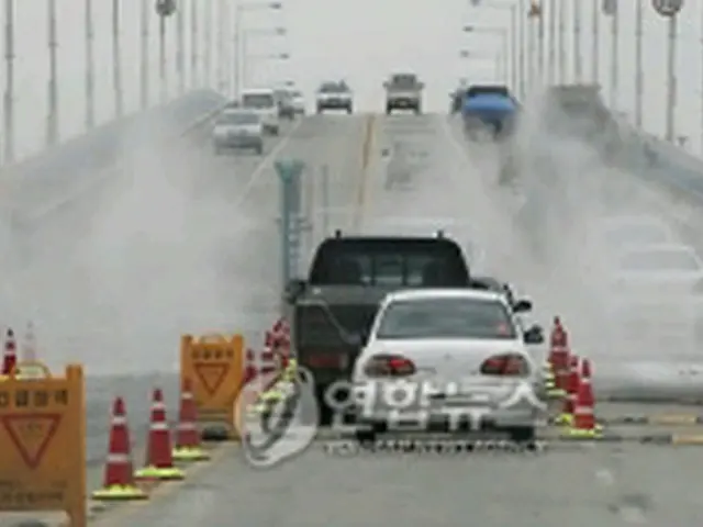 江華での車両消毒のようす＝（聯合ニュース）