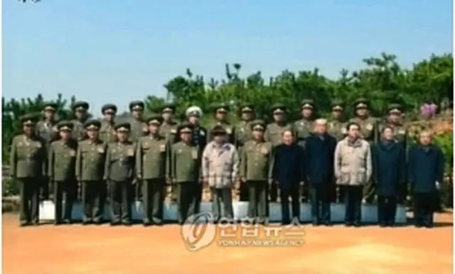 視察した第115部隊で記念撮影する金総書記（朝鮮中央テレビ撮影）＝25日、ソウル（聯合ニュース）