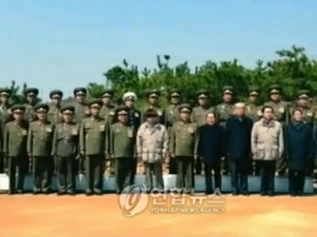 視察した第115部隊で記念撮影する金総書記（朝鮮中央テレビ撮影）＝25日、ソウル（聯合ニュース）