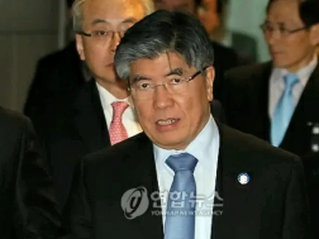 帰国した金仲秀韓国銀行総裁=26日、永宗島(聯合ニュース)