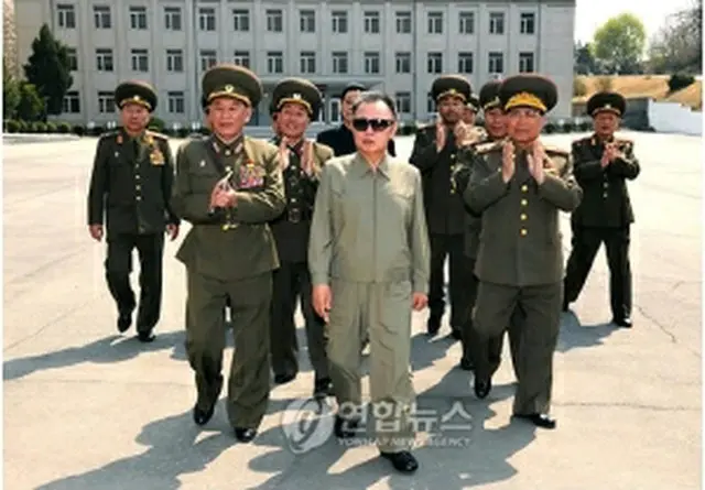軍を視察する金総書記（朝鮮中央通信撮影）＝27日、ソウル（聯合ニュース）