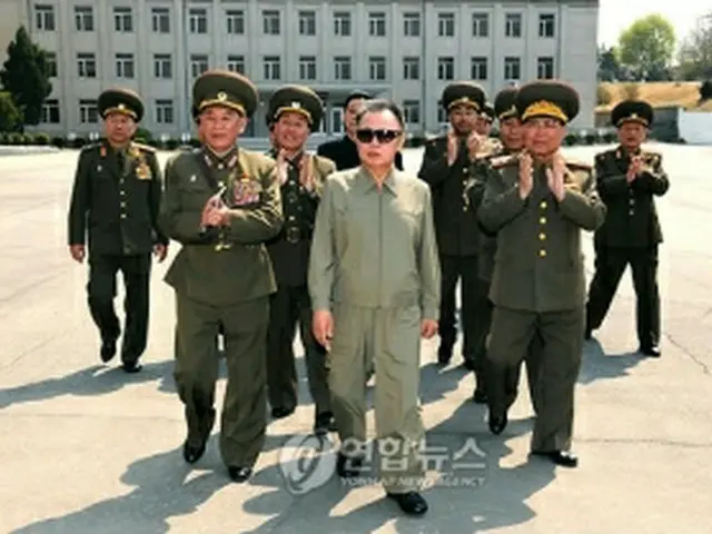 軍を視察する金総書記（朝鮮中央通信撮影）＝27日、ソウル（聯合ニュース）