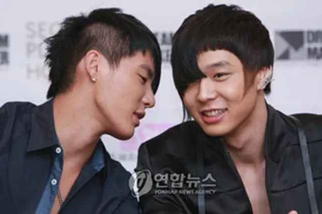 ジュンス（左）とユチョン（右）