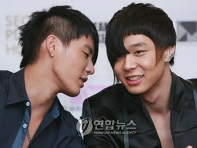 ジュンス（左）とユチョン（右）