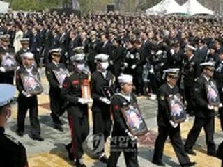 哨戒艦沈没事故犠牲者の告別式、しめやかに挙行