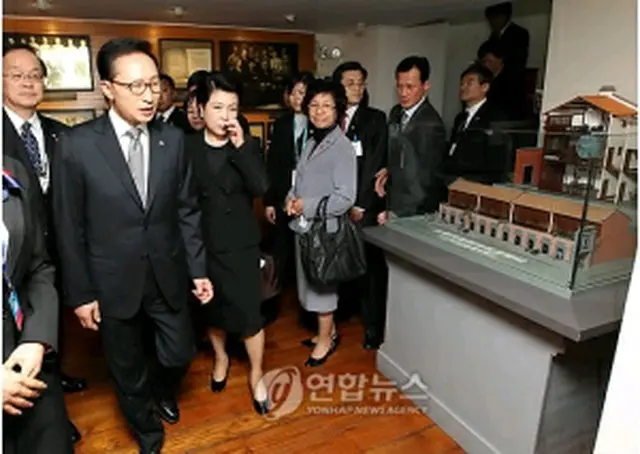 旧庁舎を見学する李大統領夫妻＝30日、上海（聯合ニュース）
