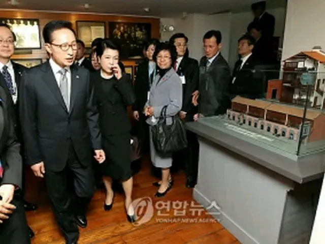 旧庁舎を見学する李大統領夫妻＝30日、上海（聯合ニュース）
