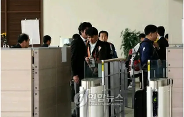 東海線南北出入事務所から韓国に戻る現代峨山社員と協力業者関係者ら＝３日、高城（聯合ニュース）