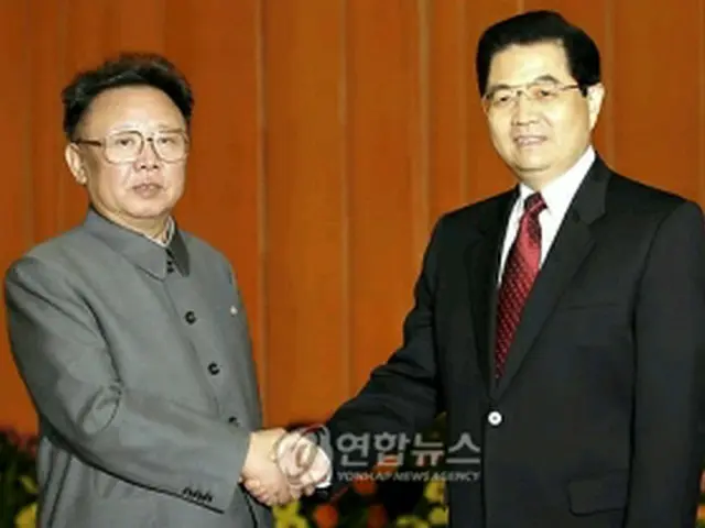 2006年1月の首脳会談で握手を交わす金正日総書記（左）と胡錦濤国家主席（資料写真）＝（聯合ニュース）