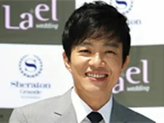 結婚発表会見を行った俳優イ・ボムス