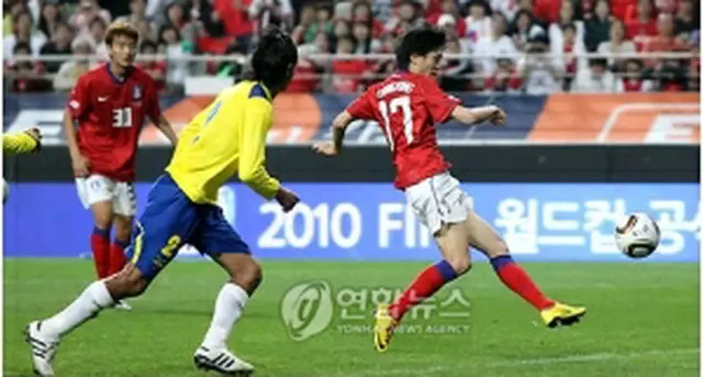 シュートを放つイ・チョンヨン＝16日、ソウル（聯合ニュース）