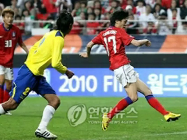 シュートを放つイ・チョンヨン＝16日、ソウル（聯合ニュース）
