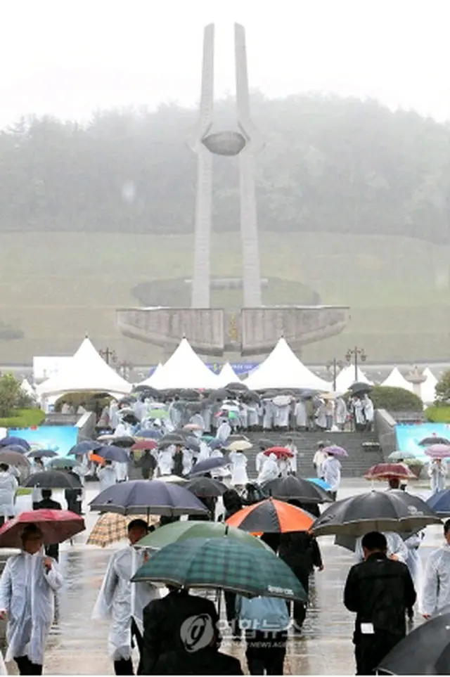 光州の国立5・18民主墓地で行われた記念式のもよう＝18日、光州（聯合ニュース）