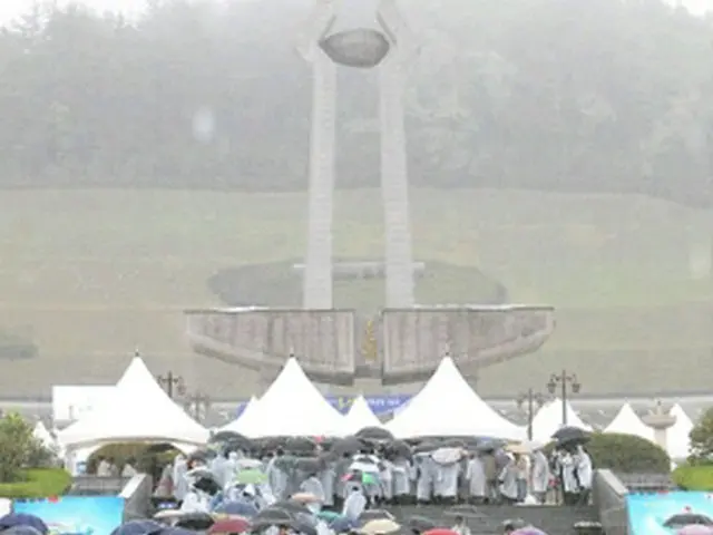光州の国立5・18民主墓地で行われた記念式のもよう＝18日、光州（聯合ニュース）