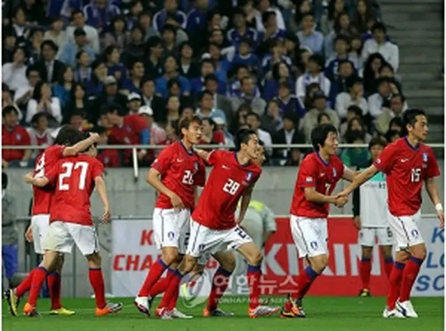 試合終了後、喜び合う選手ら＝24日、埼玉（聯合ニュース）