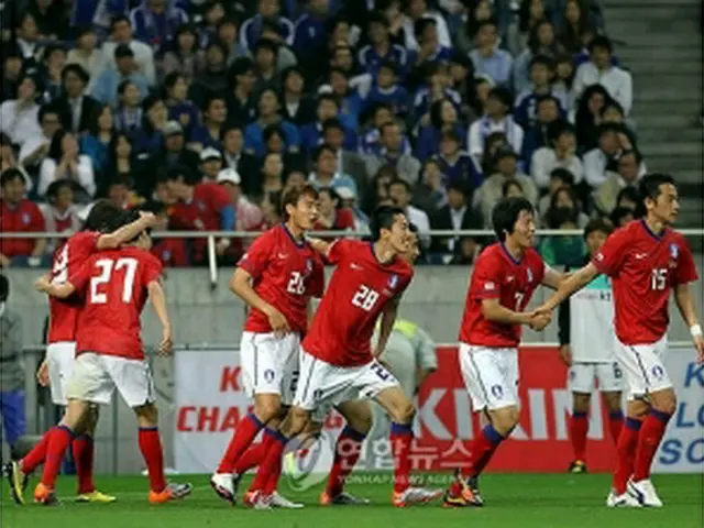 試合終了後、喜び合う選手ら＝24日、埼玉（聯合ニュース）