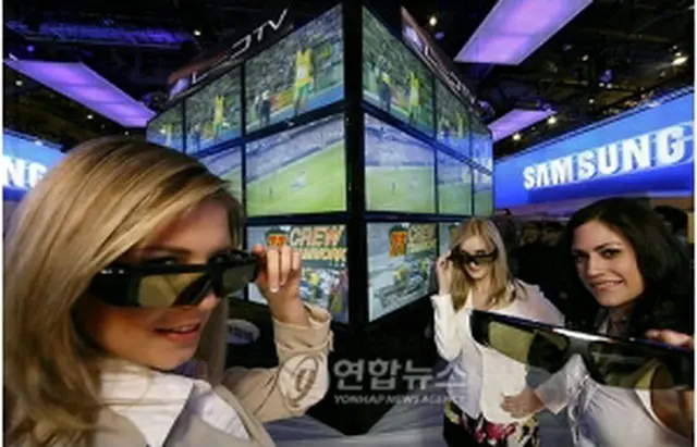 3D対応テレビなど最新製品の並ぶサムスン電子の展示ブース（提供写真）＝25日、ソウル（聯合ニュース）