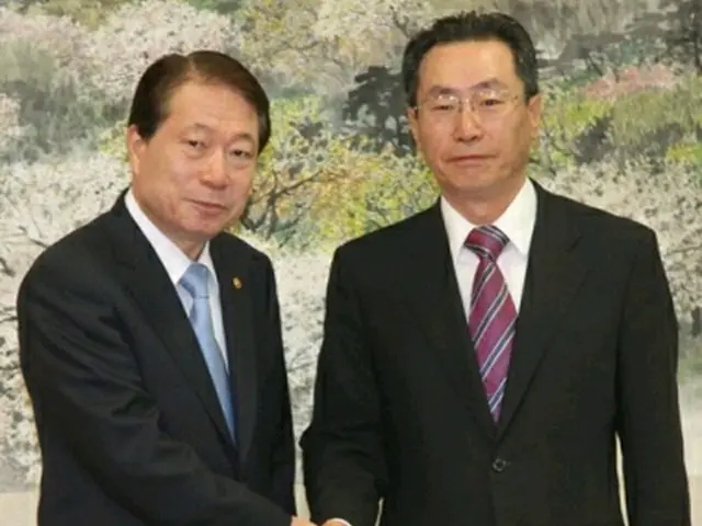 柳明桓長官（左）と握手を交わす武大偉特別代表＝２５日、ソウル（聯合ニュース）