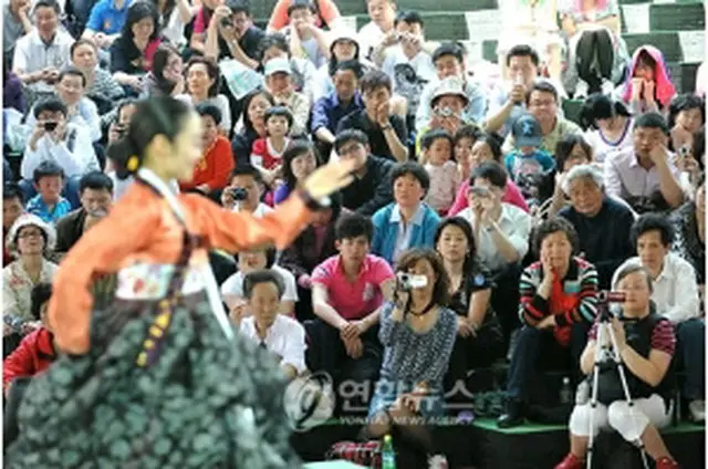 伝統舞踊公演を見守る来場客（提供写真）＝２６日、上海（聯合ニュース）