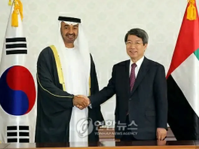 握手を交わす鄭首相（右）とムハンマド皇太子＝27日、ソウル（聯合ニュース）