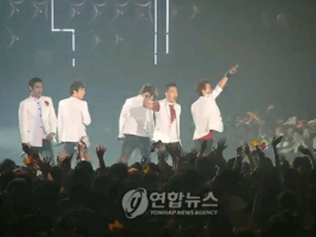 授賞式でステージに立つ＜BIG BANG＞＝29日、東京（聯合ニュース）