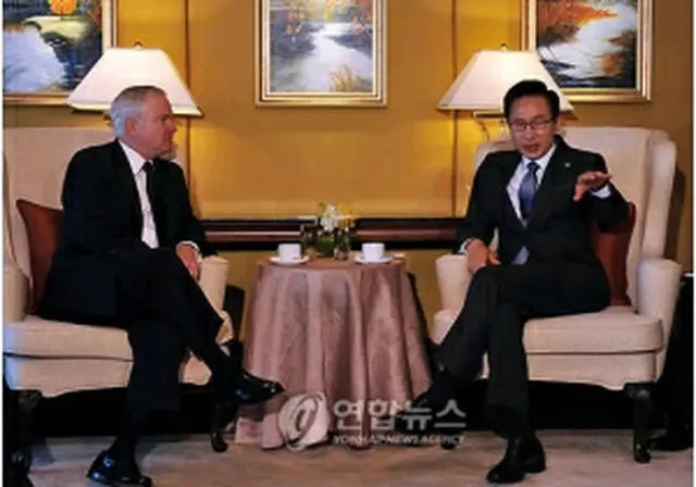 会談する李大統領（右）とゲーツ長官＝５日、シンガポール（聯合ニュース）
