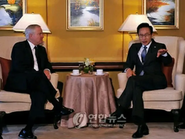 会談する李大統領（右）とゲーツ長官＝５日、シンガポール（聯合ニュース）