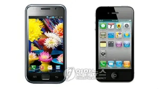 サムスン電子のスマートフォン「ギャラクシーS」＝8日、ソウル（聯合ニュース）