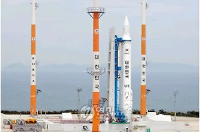 羅老宇宙センターの発射台に固定されている「羅老号」＝９日、高興（聯合ニュース）