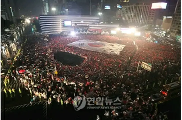 韓国代表チームカラー、赤色に染まったソウル市庁舎前広場＝12日、ソウル（聯合ニュース）