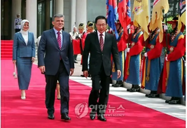 会場に向かう李明博大統領（右）とギュル大統領＝１５日、ソウル（聯合ニュース）