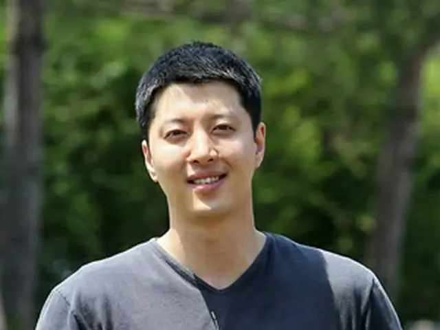 軍入隊前にあいさつする俳優イ・ドンゴン