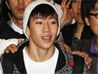 ジェボム9か月ぶりに韓国へ　ファンの出迎えに笑顔