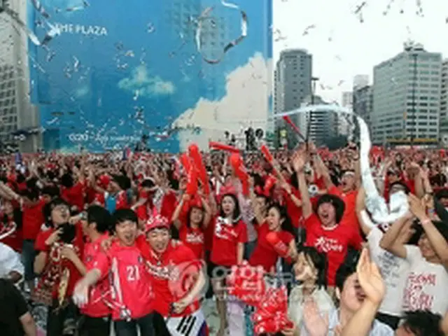 歓喜するソウル市庁舎前広場＝23日、ソウル（聯合