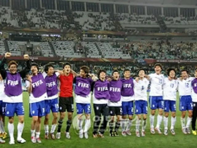 1次リーグ最終戦のナイジェリア戦で引き分け、決勝トーナメント進出を決めた韓国代表＝22日、ダーバン（聯合ニュース）
