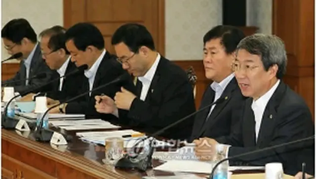 会議で発言する鄭首相＝25日、ソウル（聯合ニュース）