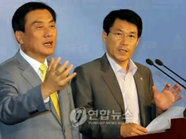 合意を発表する李君賢（左）、朴起春院内首席副代表＝28日、ソウル（聯合ニュース）