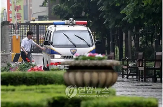 死亡経緯を把握するため、パク・ヨンハの自宅に入る警察＝30日、ソウル（聯合ニュース）