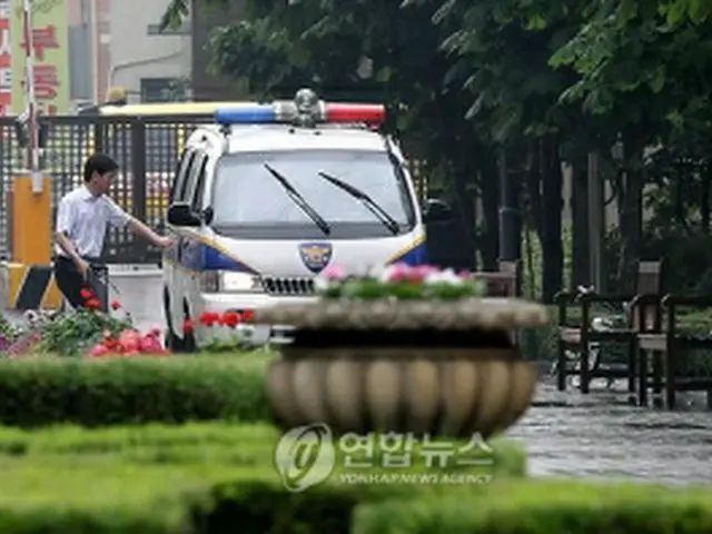 死亡経緯を把握するため、パク・ヨンハの自宅に入る警察＝30日、ソウル（聯合ニュース）