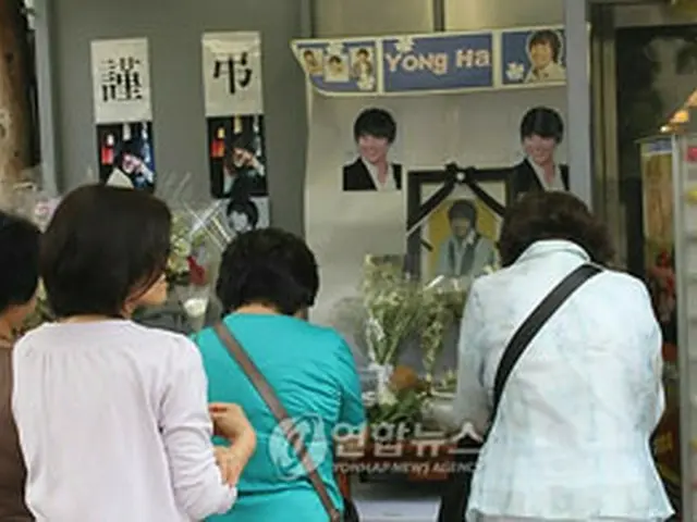 故パク・ヨンハの遺影前で手を合わせる日本ファン(東京・大久保)