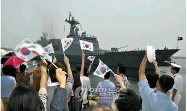 家族らの歓送を受けながら釜山基地を出発する駆逐艦「王建」＝９日、釜山（聯合ニュース）