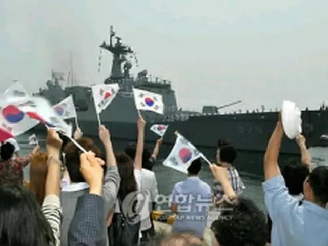 家族らの歓送を受けながら釜山基地を出発する駆逐艦「王建」＝９日、釜山（聯合ニュース）