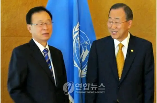 潘基文事務総長（右）と朴ヒ太国会議長＝19日、ジュネーブ（聯合ニュース）