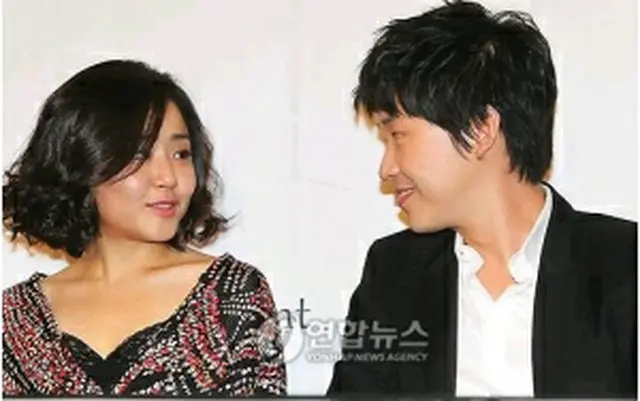 制作発表会に出席したムン・グニョン（左）とオム・ギジュン＝（聯合ニュース）