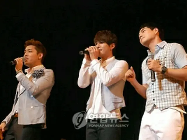 コンサートで熱唱する＜M to M＞＝24日、東京（聯合ニュース）